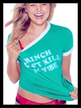 💕PINK VS “GRINCH DON”T KILL MY VIBE” Holiday Ringer Bling Tee ✨NWT✨💕